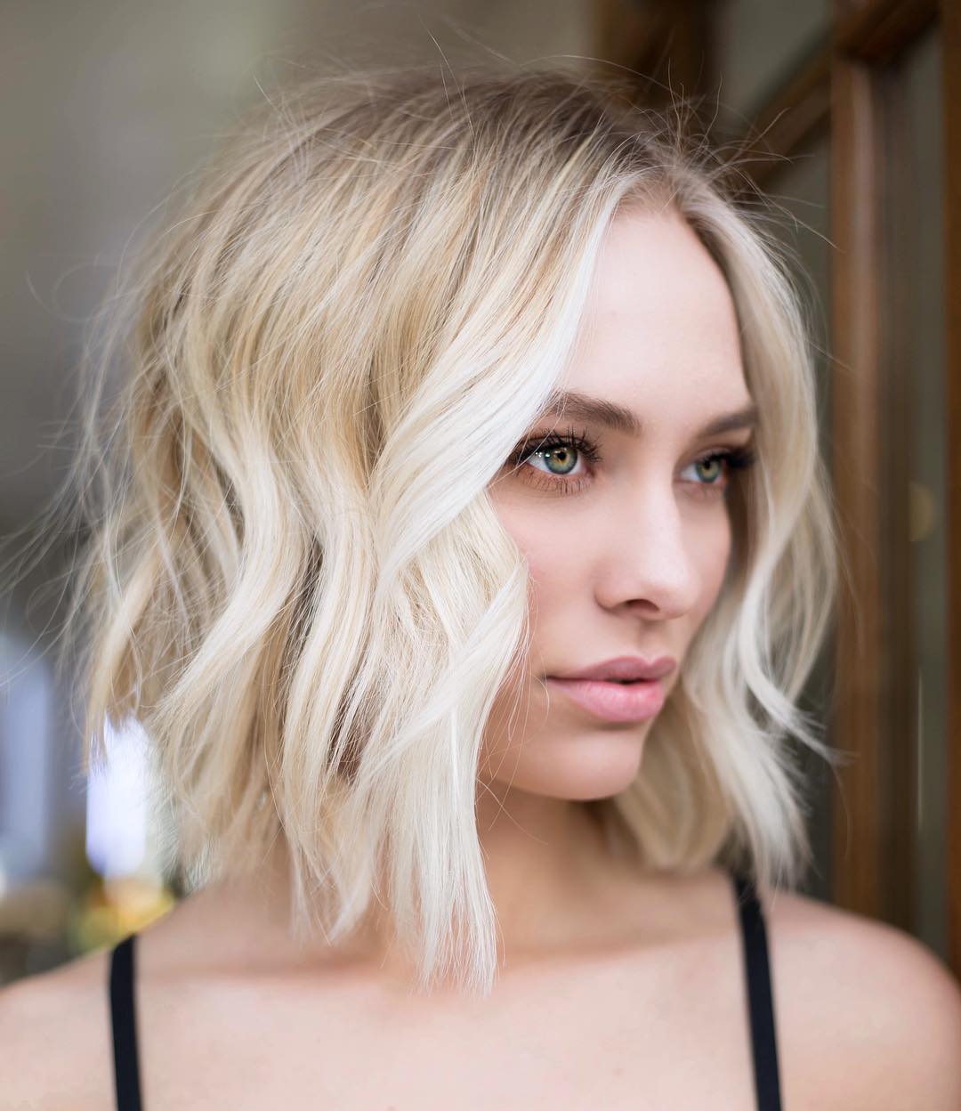 Collarbone Blonde Bob With Curtain Bangs, Wavy Collarbone Blonde Bob With Curtain Bangs, Wavy — Classy Oval Face Haircuts