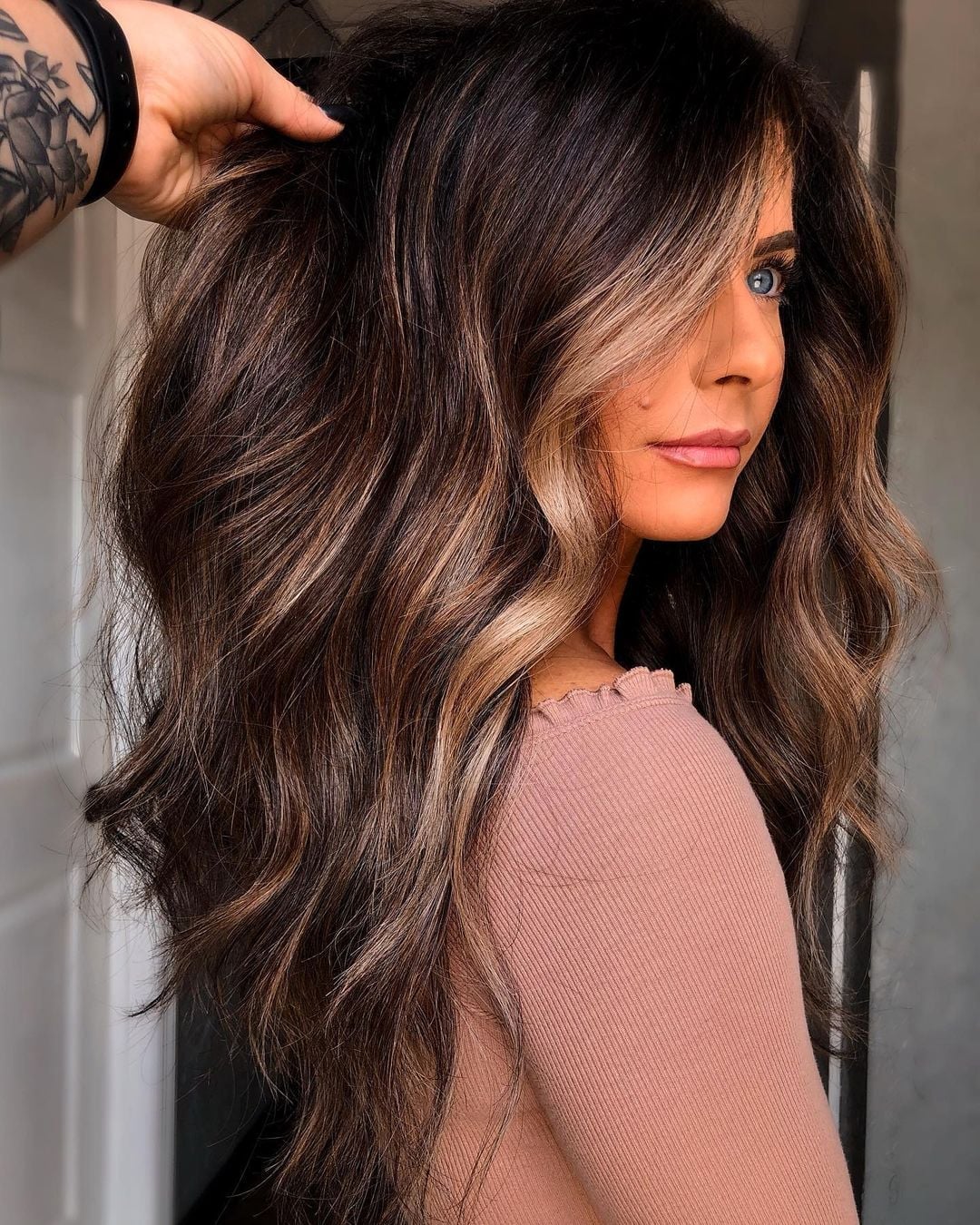 Dark Brown Layers With Blonde and Caramel Highlights Dark Brown Layers With Blonde and Caramel Highlights — Classy Partial Highlights