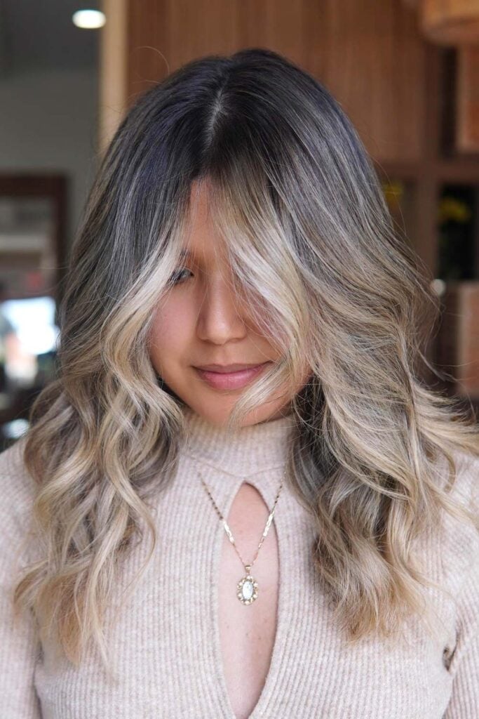 Collarbone Layers With Face-Framing Blonde Highlights Collarbone Layers With Face-Framing Blonde Highlights — Classy Partial Highlights