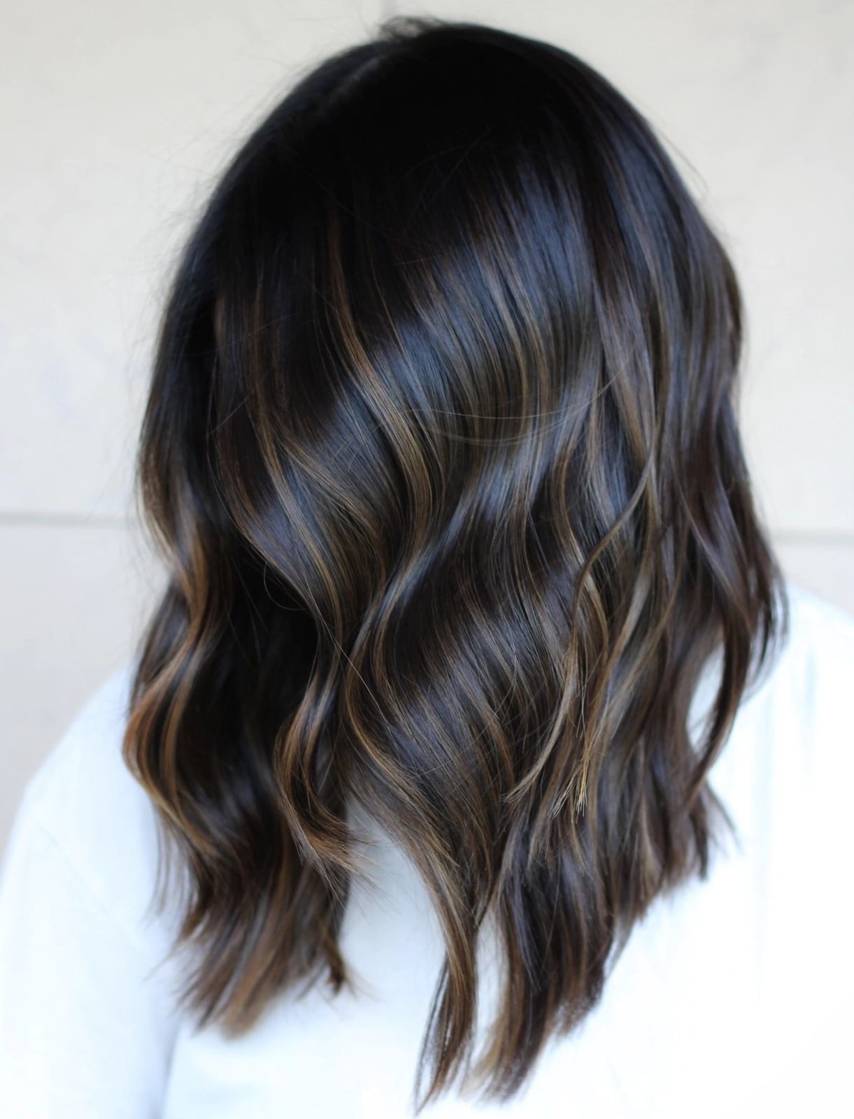 Collarbone Brown With Wavy Caramel Highlights Collarbone Brown With Wavy Caramel Highlights — Classy Partial Highlights