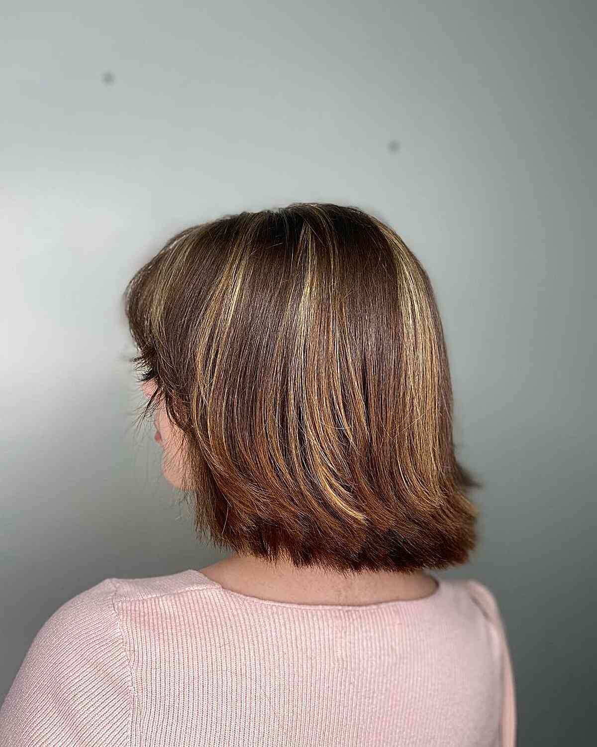 Ear-Length Brown Bob With Contrasting Highlights Ear-Length Brown Bob With Contrasting Highlights — Classy Partial Highlights