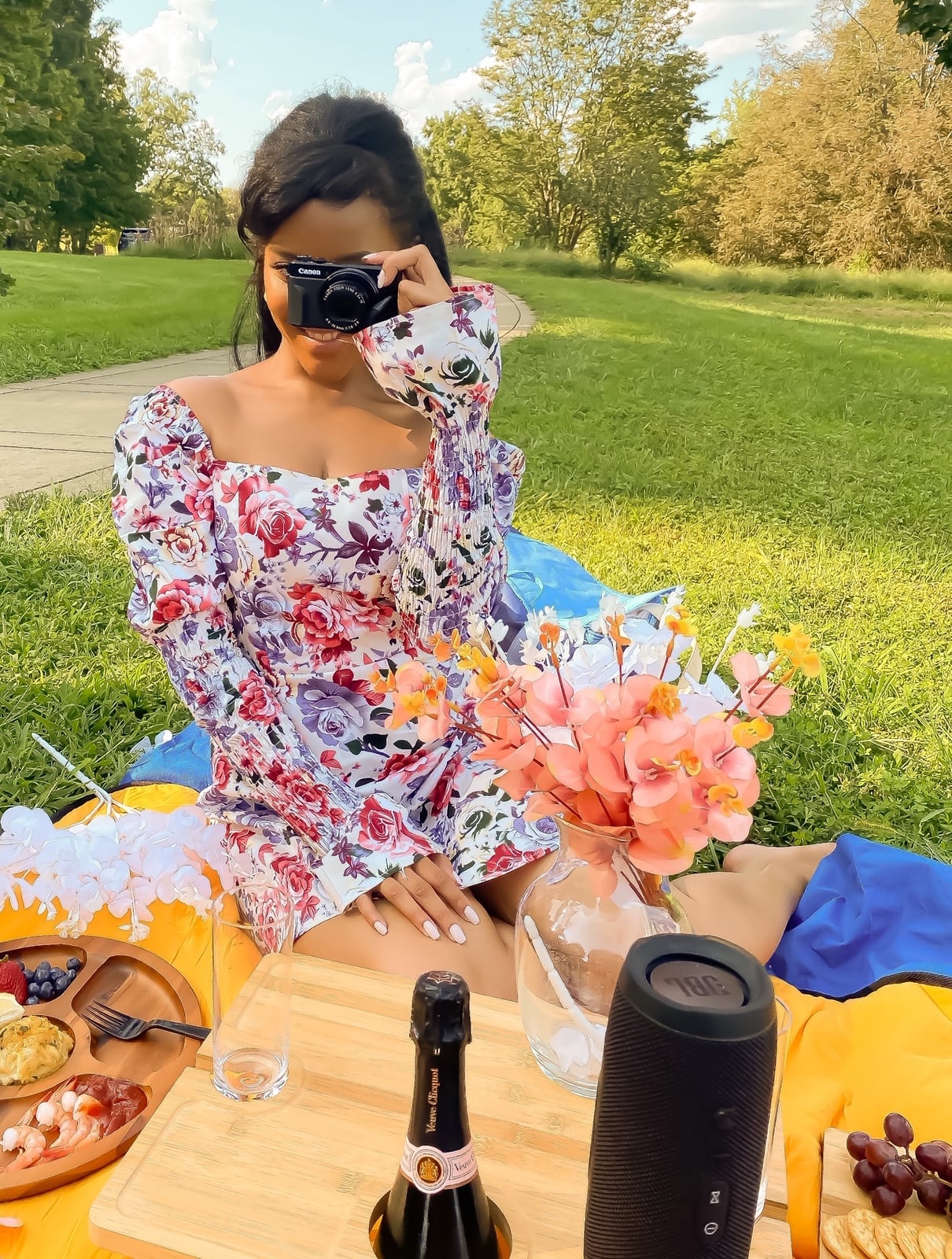 Floral Print Puff Sleeve Dress for Outdoor Gatherings, Camera Floral Print Puff Sleeve Dress for Outdoor Gatherings, Camera — Classy Picnic Outfit