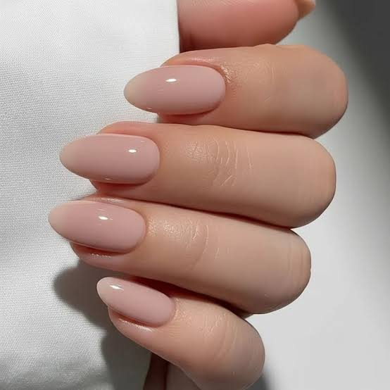 Light Pink With Diagonal Gold Line Medium Almond Nails, Close-Up Take — Classy Pink Almond Nails