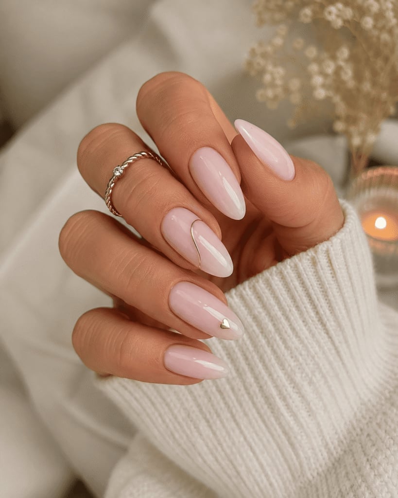 Milky Pink With Gold Line Short Almond Nails, нежно-розовый — Classy Pink Almond Nails