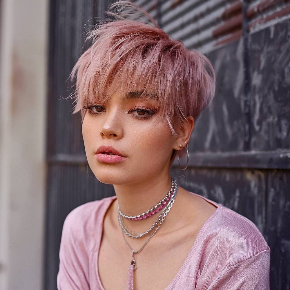 Soft Pink Pixie With Wispy Face-Framing Bangs Soft Pink Pixie With Wispy Face-Framing Bangs — Classy Pixie Haircuts