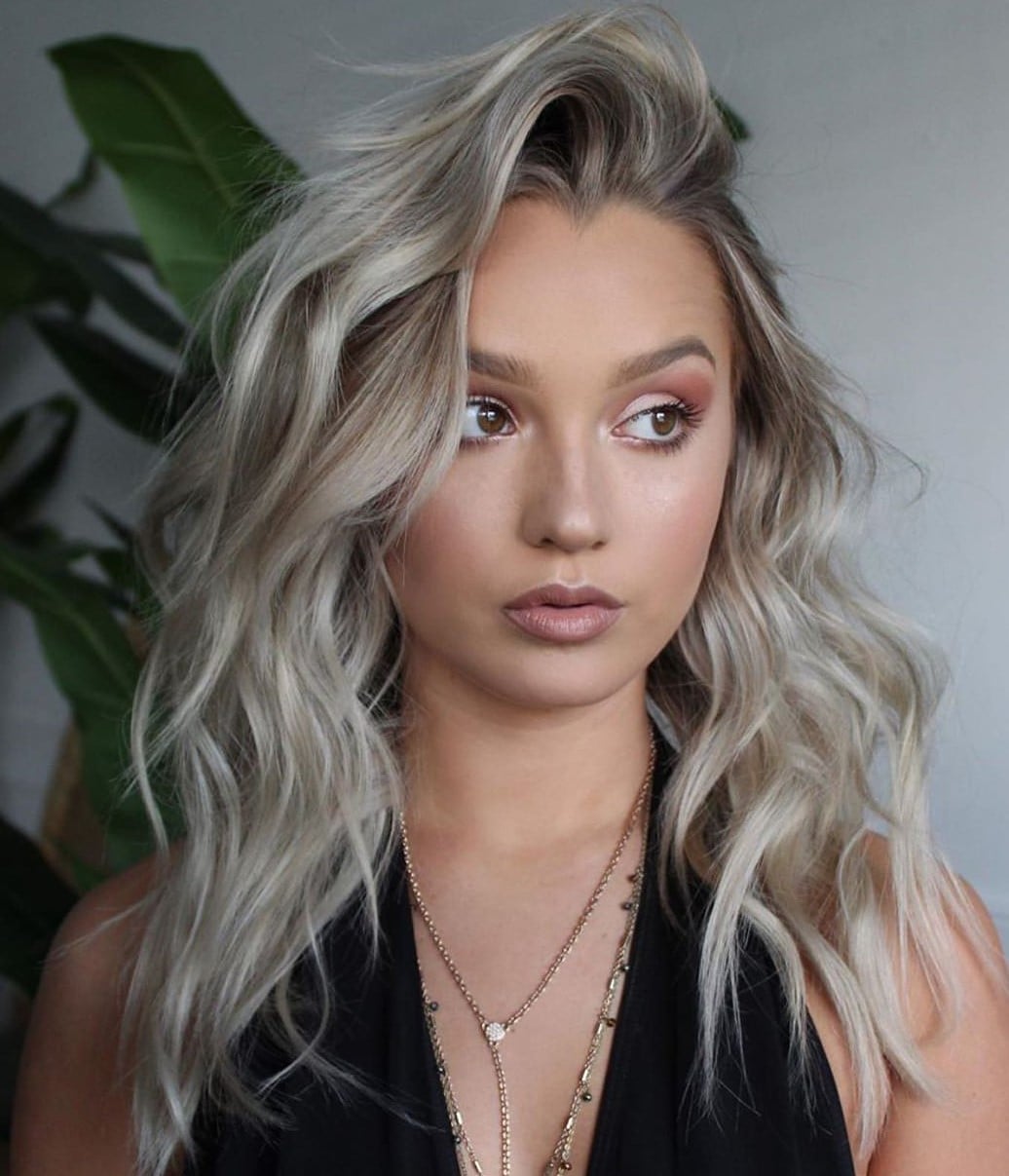 Collarbone Voluminous Waves With Ash-Toned Platinum Collarbone Voluminous Waves With Ash-Toned Platinum — Classy Platinum Highlights
