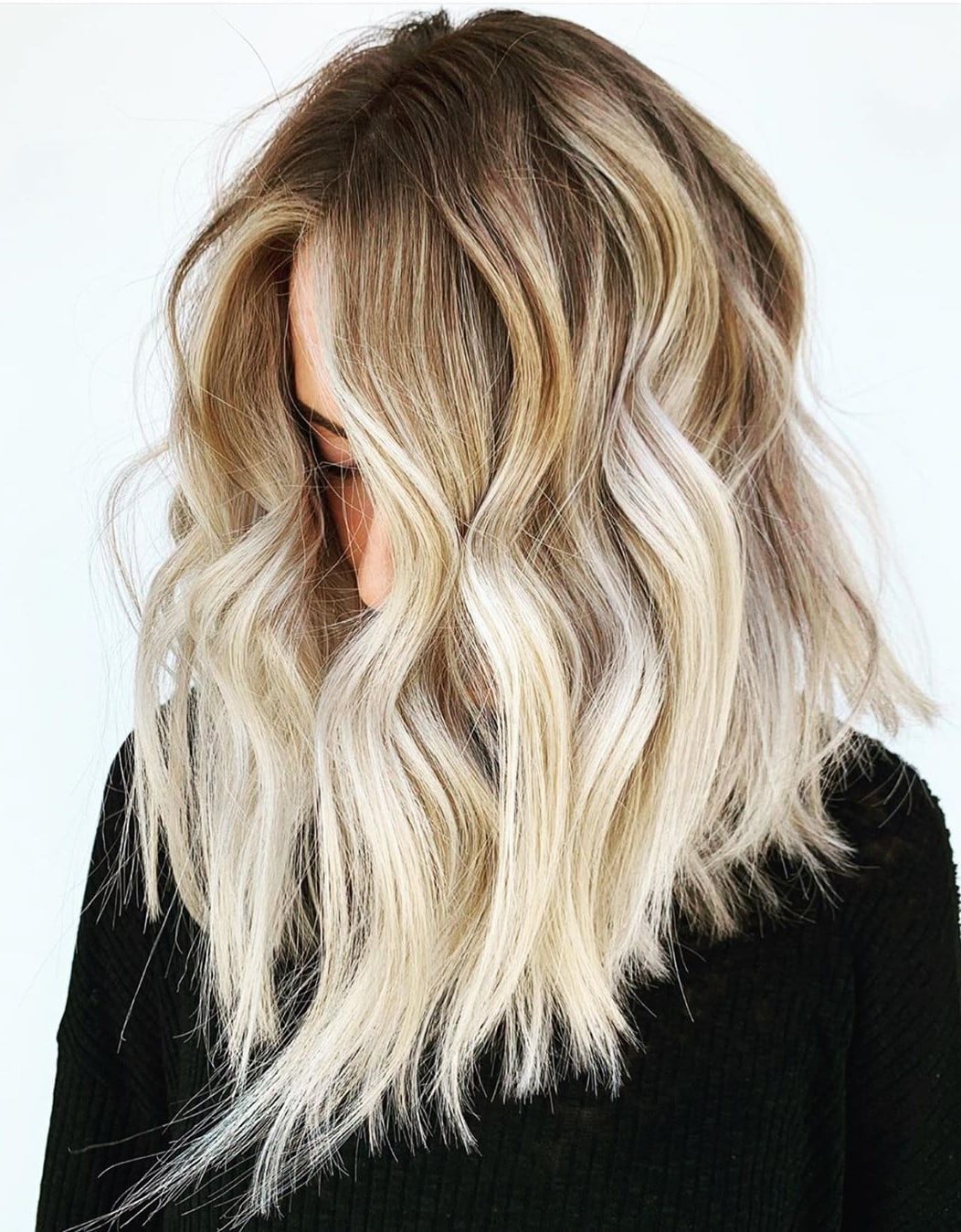 Collarbone Lob With Platinum Highlights And Curtain, Close-Up Take Collarbone Lob With Platinum Highlights And Curtain, Close-Up Take — Classy Platinum Highlights