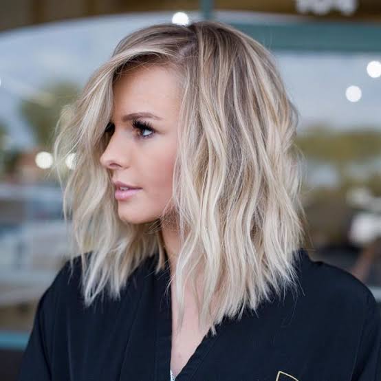 Collarbone Lob With Platinum Highlights And Curtain Bangs, Wavy Collarbone Lob With Platinum Highlights And Curtain Bangs, Wavy — Classy Platinum Highlights