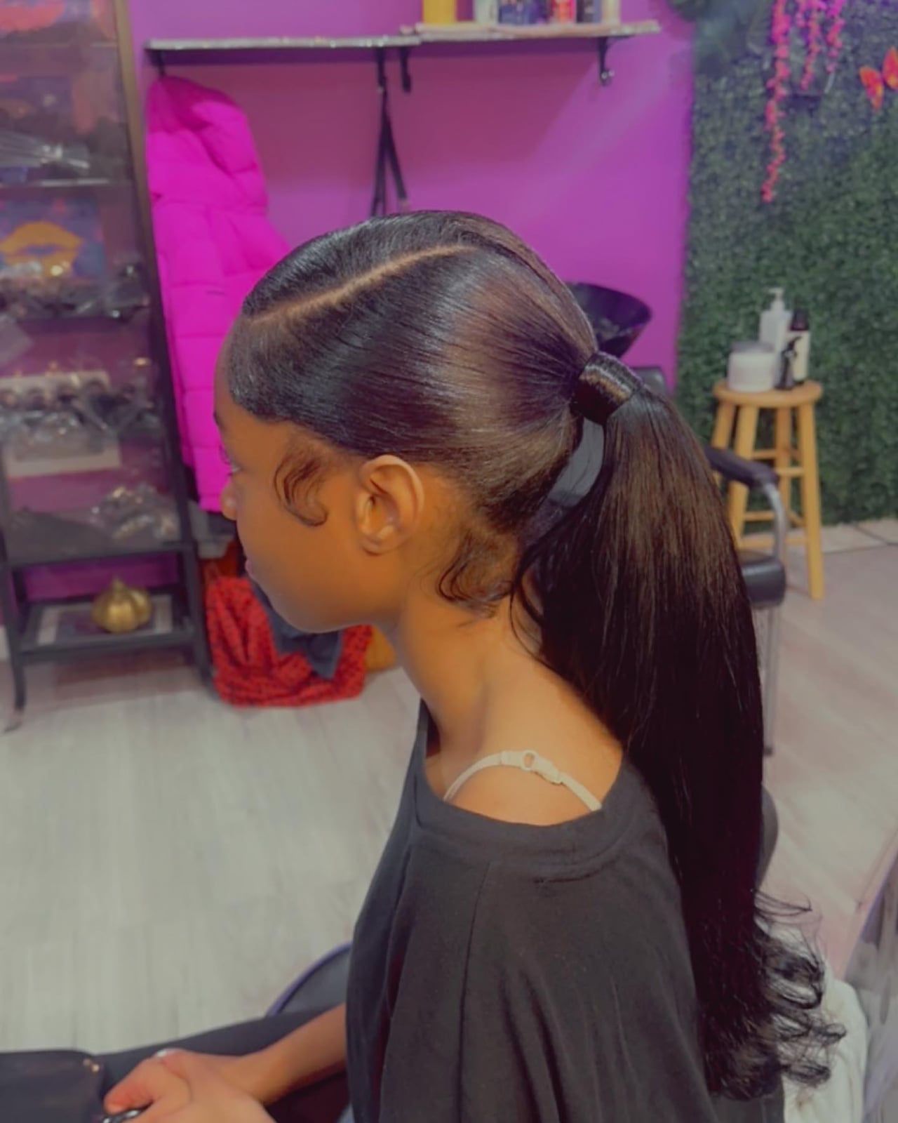 Mid-Back Ponytail Loose Waves Dark Brown Mid-Back Ponytail Loose Waves Dark Brown — Classy Ponytail with Swoop