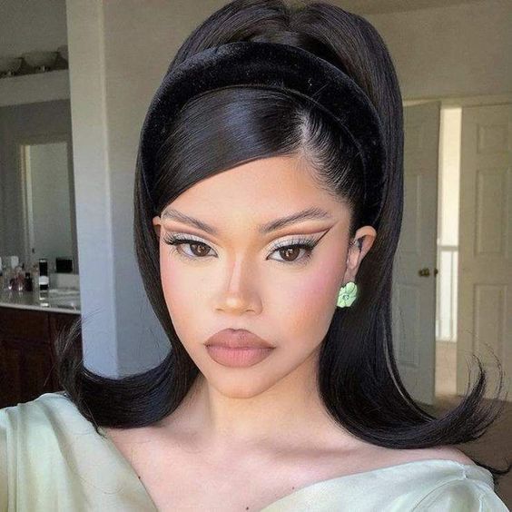 Voluminous Mid-Back Ponytail Deep Side Swoop Voluminous Mid-Back Ponytail Deep Side Swoop — Classy Ponytail with Swoop