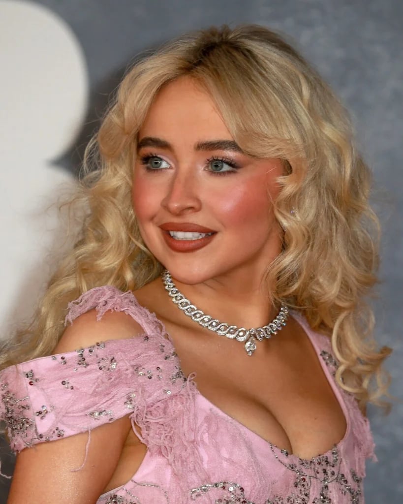 Ash Blonde Collarbone Waves With Curtain Bangs — Classy Professional Hairstyles