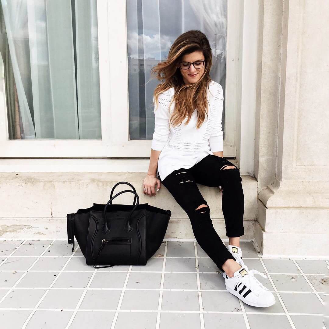Long Sleeve Top and Tote Bag with Black Ripped Skinny Jeans — Classy Ripped Jeans Outfits