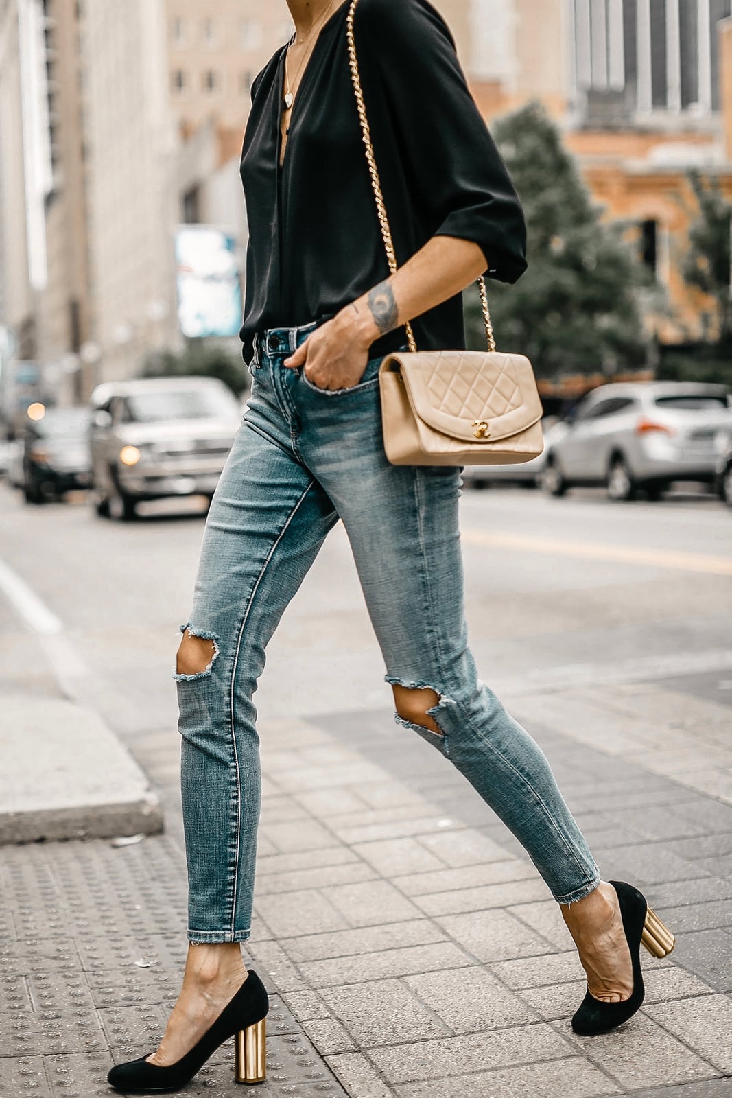 Gold Block Heel Pumps with Ripped Knee Skinny Jeans — Classy Ripped Jeans Outfits