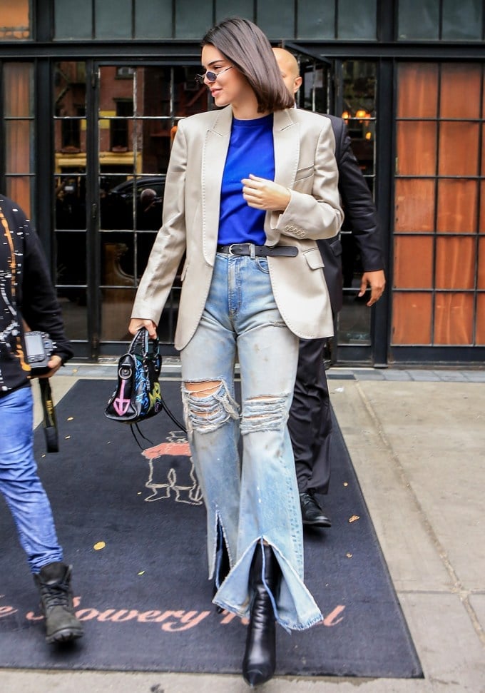 Graffiti Print Bag with Extremely Ripped Wide Leg Jeans — Classy Ripped Jeans Outfits