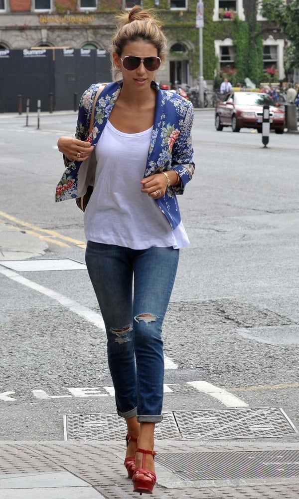 Floral Print Blazer and Red Platform Heels with Skinny Ripped Jeans — Classy Ripped Jeans Outfits