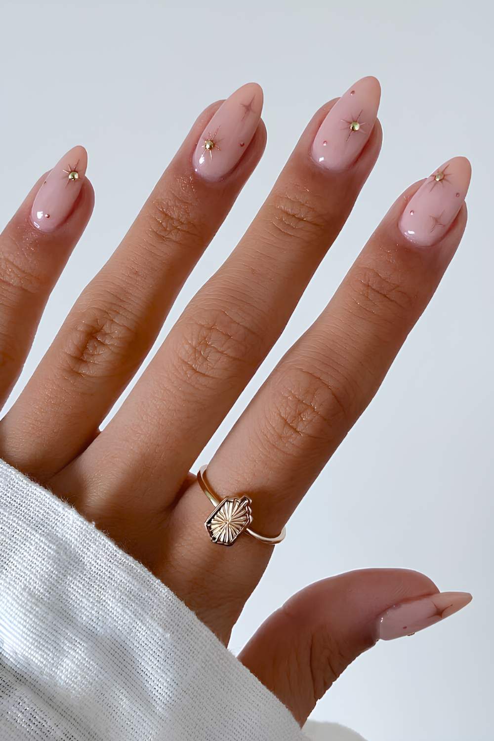 Stiletto With Pale Pink Shimmer And Gold Accents Stiletto With Pale Pink Shimmer And Gold Accents — Classy Rose Gold Nails