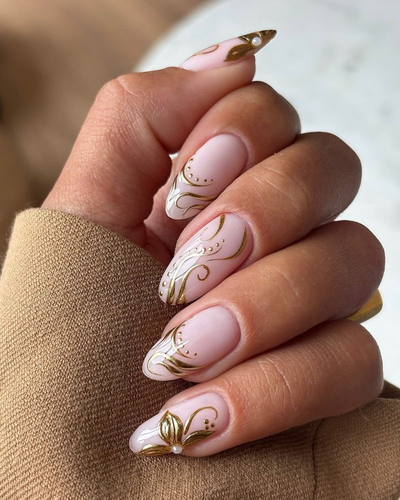 Oval Nails With Soft Peachy Nude And Gold Dots, овальные Oval Nails With Soft Peachy Nude And Gold Dots, овальные — Classy Rose Gold Nails