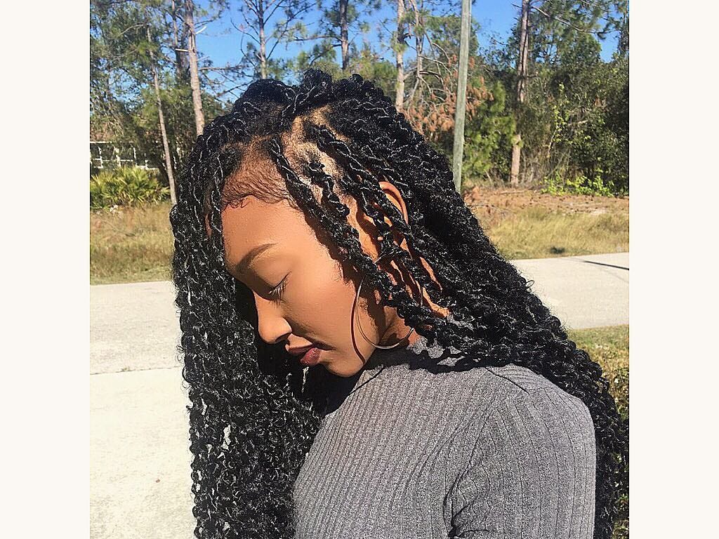 Voluminous Mid-Back Loose Twists, Black Voluminous Mid-Back Loose Twists, Black — Classy Senegalese Twists