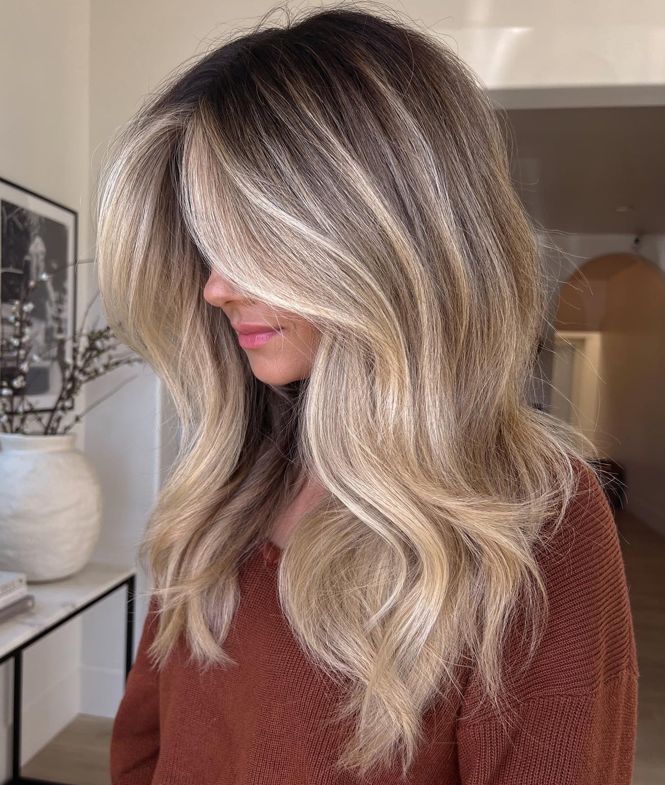 Warm Blonde Wavy Hair with Dark Shadow Root Detail Warm Blonde Wavy Hair with Dark Shadow Root Detail — Classy Shadow Root