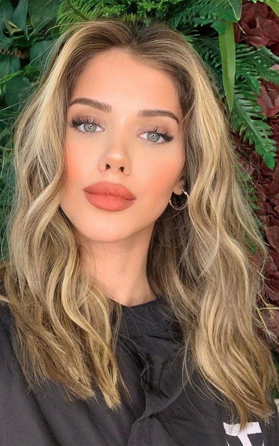 Blonde Wavy Hair with Shadow Root and Casual Black Top Blonde Wavy Hair with Shadow Root and Casual Black Top — Classy Shadow Root