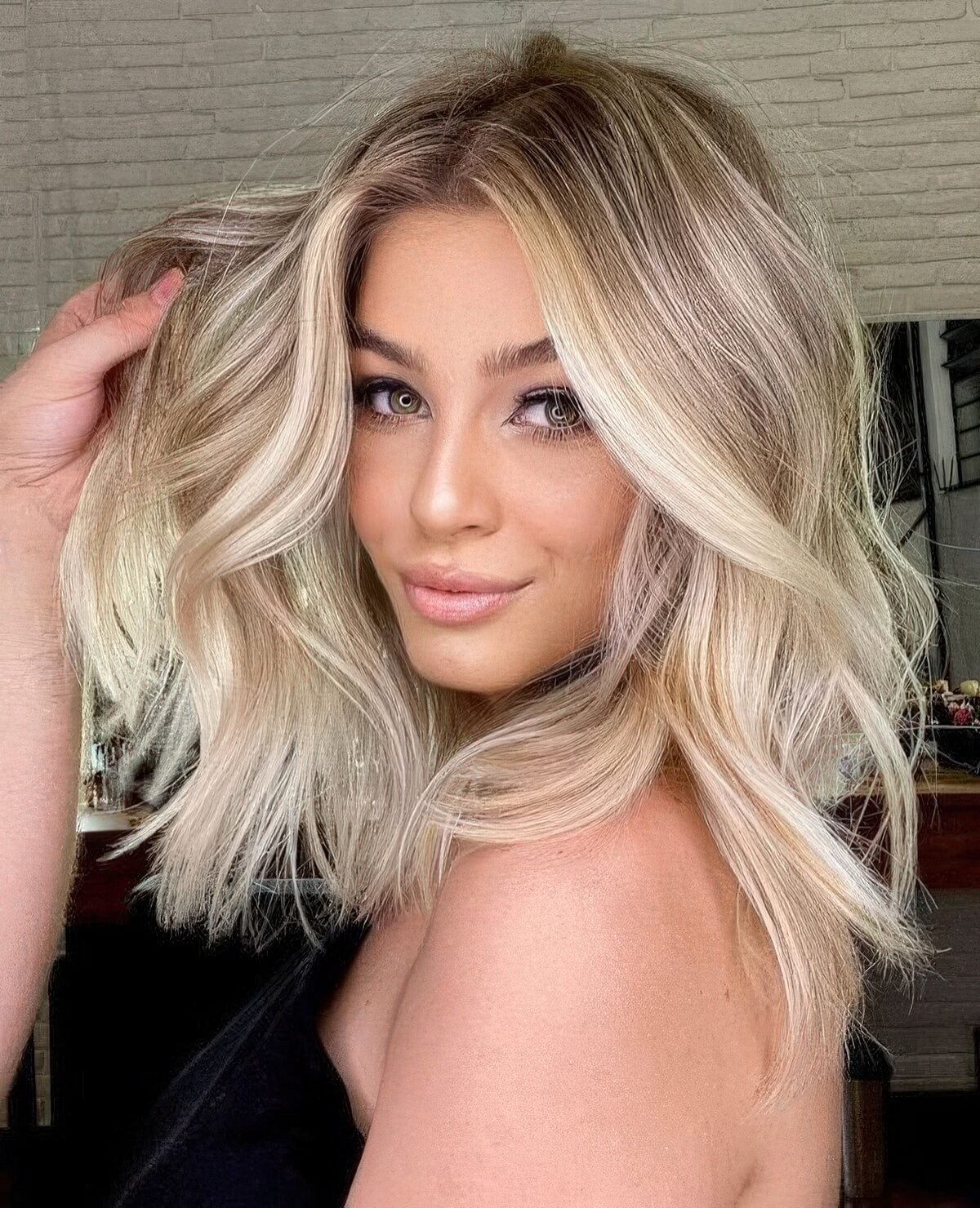 Medium Blonde Balayage Hair with Shadow Root Medium Blonde Balayage Hair with Shadow Root — Classy Shadow Root