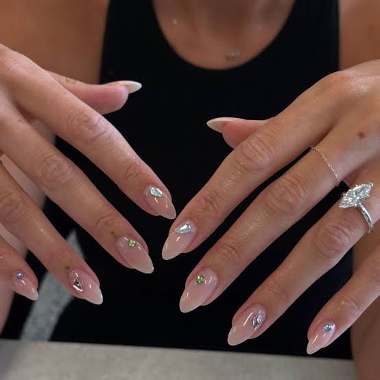 Sheer Nude Rhinestone Accent Almond Nails Sheer Nude Rhinestone Accent Almond Nails — Classy Sheer Nails