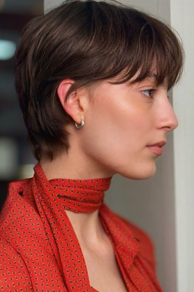 Soft Brunette Pixie With Wispy Bangs Soft Brunette Pixie With Wispy Bangs — Classy Short Haircuts
