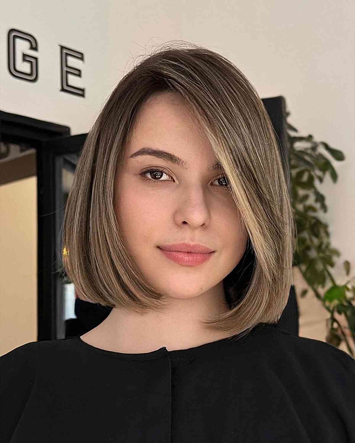 Collarbone Bob With Face Framing Layers Collarbone Bob With Face Framing Layers — Classy Short Haircuts for Round Faces