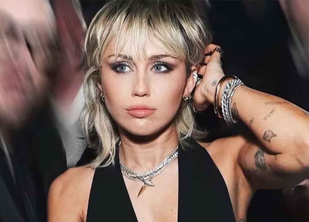 Collarbone Ash Blonde Wolf Cut Blowout — Classy Short Wolf Cut