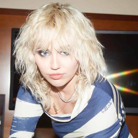 Collarbone Ash Blonde Wolf Cut With Messy Texture — Classy Short Wolf Cut