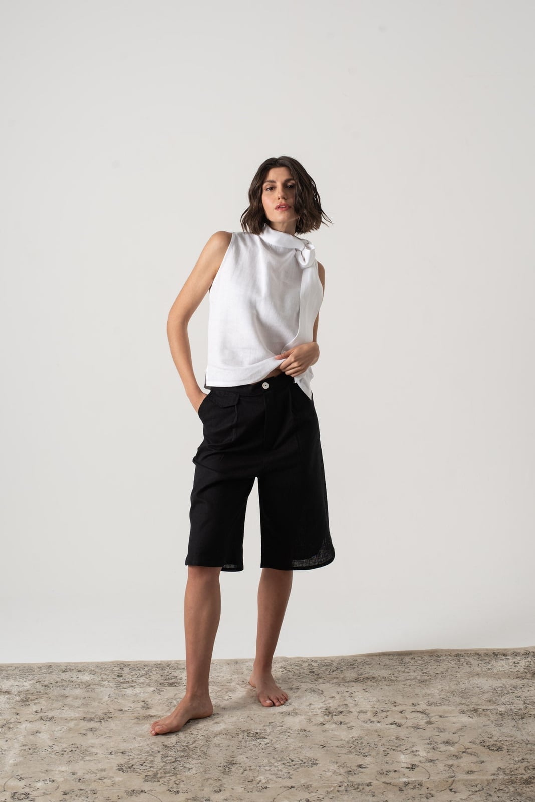 Black Wide-Leg Linen Shorts with a White Sleeveless Top Black Wide-Leg Linen Shorts with a White Sleeveless Top — Classy Shorts Outfits