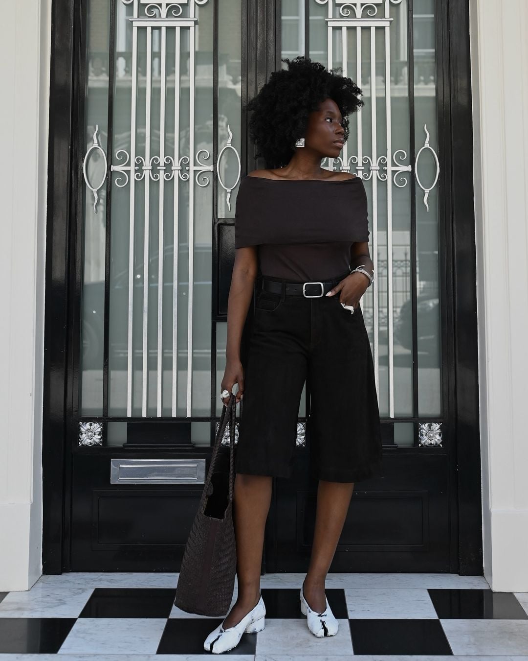 Black Denim Culotte Shorts with an Off-The-Shoulder Top Black Denim Culotte Shorts with an Off-The-Shoulder Top — Classy Shorts Outfits