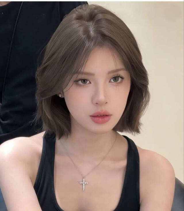 Ash Brown Chin Bob With Inward Curl Ash Brown Chin Bob With Inward Curl — Classy Side Bangs Hairstyles