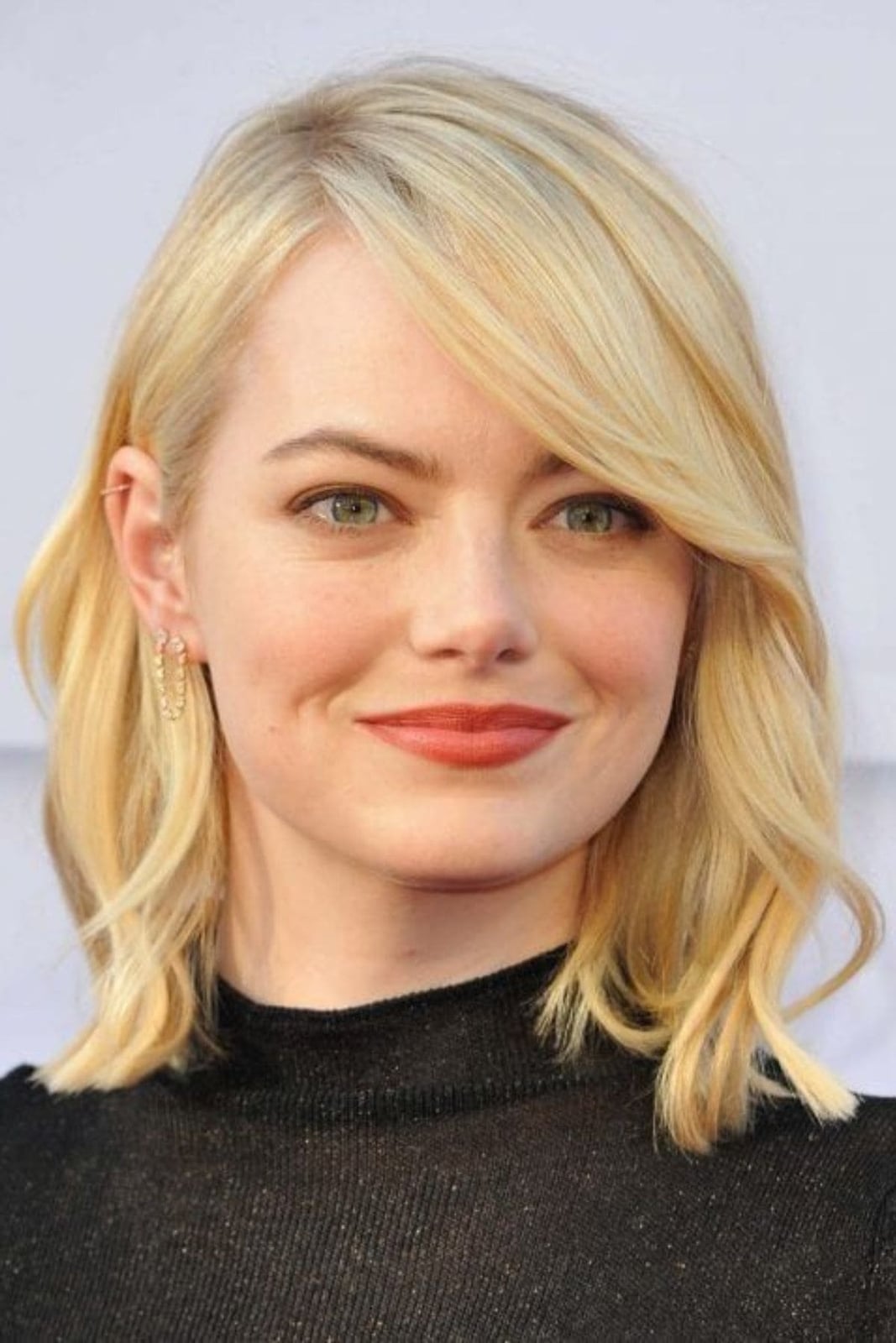 Wavy Blonde Lob With Side Swept Bangs Wavy Blonde Lob With Side Swept Bangs — Classy Side Part Bangs