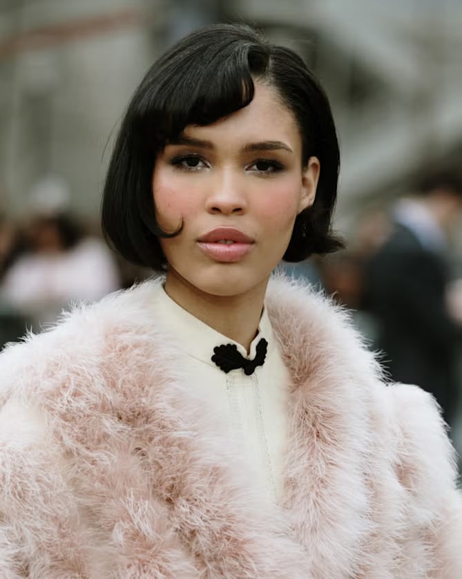Thick Black Bob With Sharp Side Swept Bangs Thick Black Bob With Sharp Side Swept Bangs — Classy Side Part Bangs