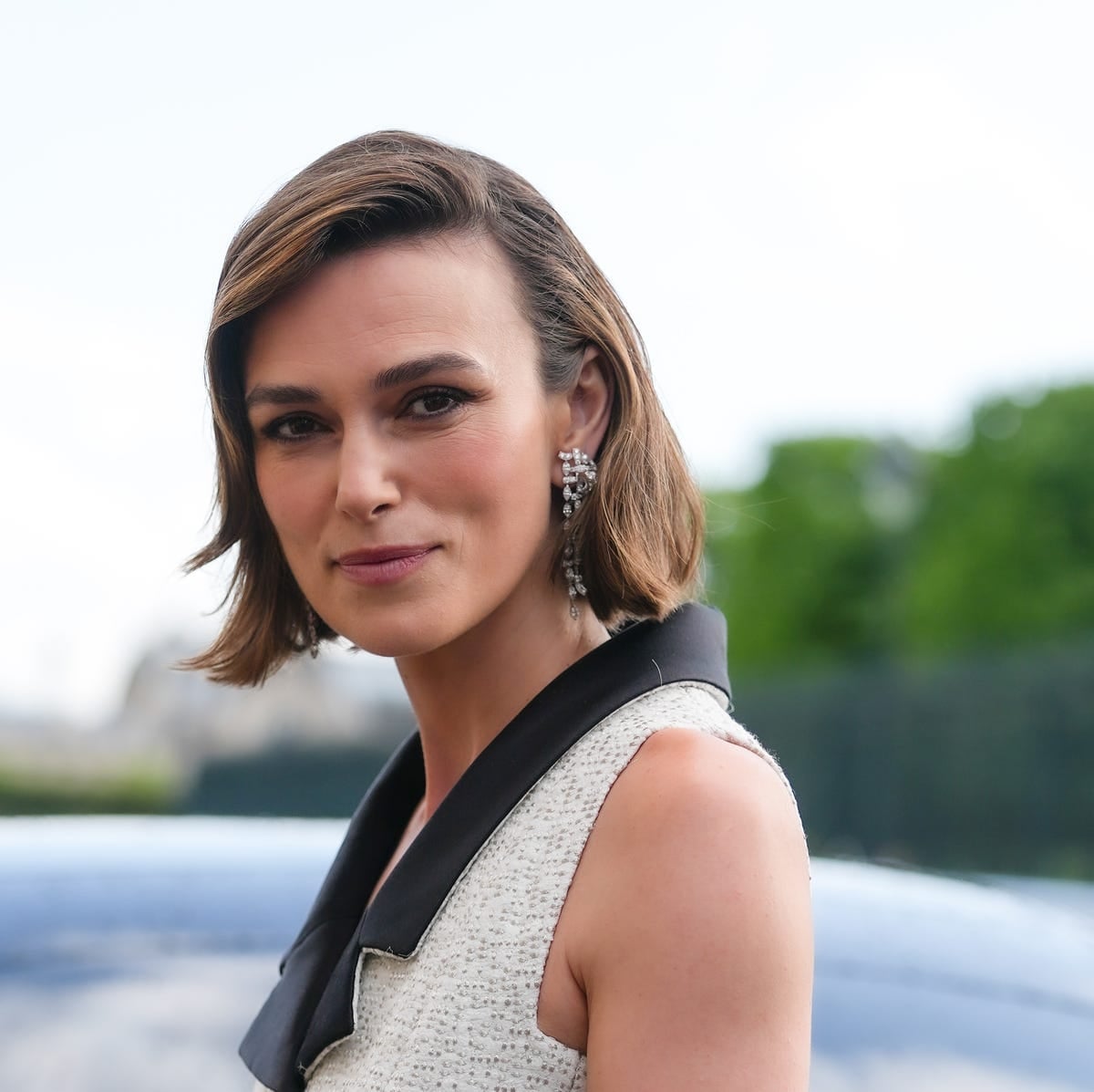 Glossy Collarbone Bob With Face Framing Waves — Classy Side Part Bob