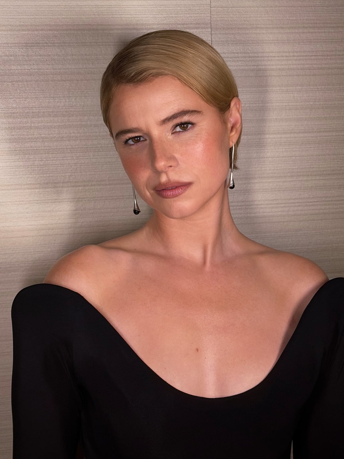 Collarbone Dark Blonde Loose Natural Waves — Classy Side Part Hairstyles