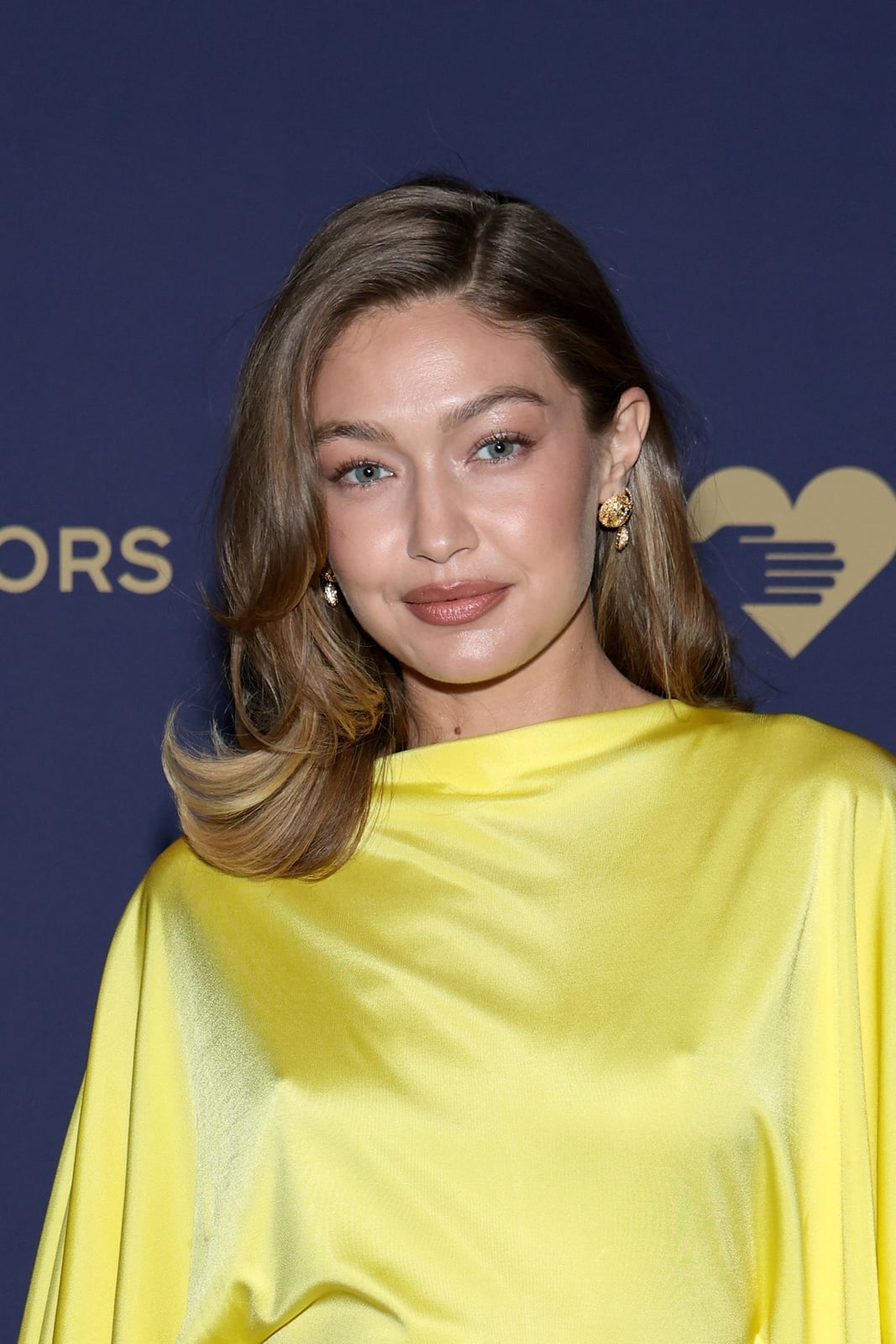 Collarbone Dark Blonde Blowout With Curtain Bangs, Close-Up Take — Classy Side Part Hairstyles