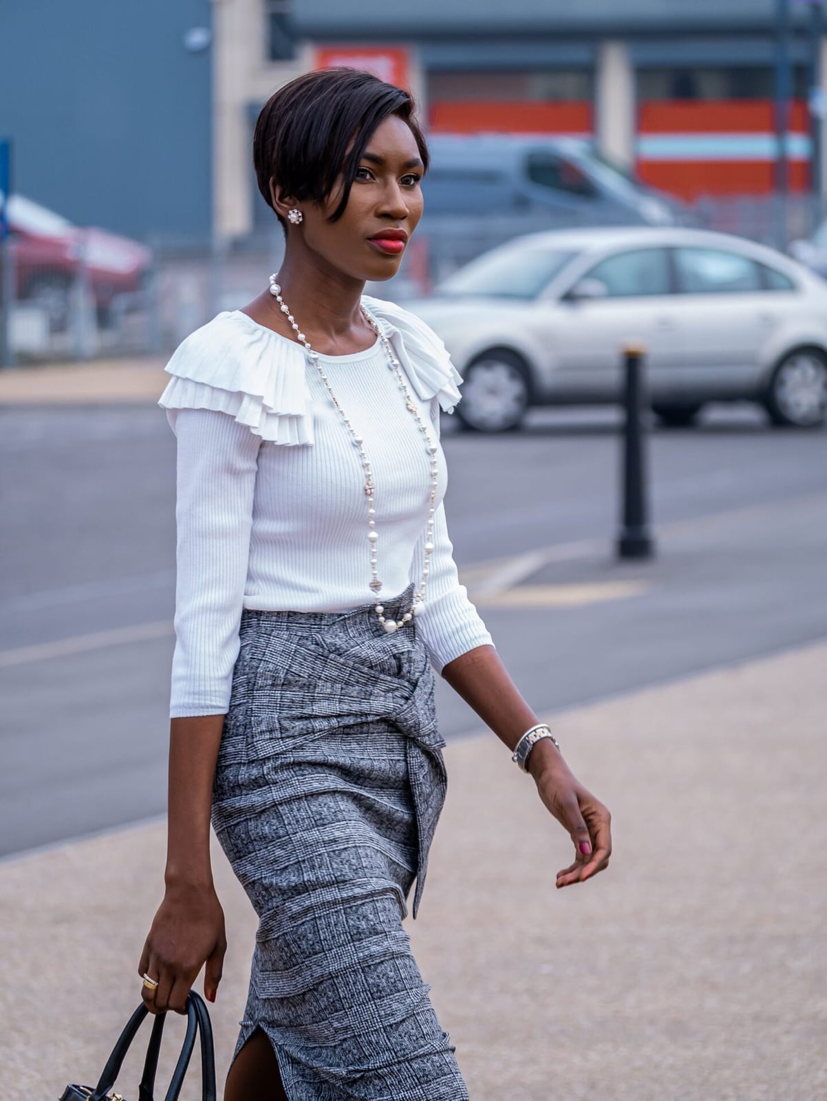 Checked Pencil Skirt With Pearl Accessories Checked Pencil Skirt With Pearl Accessories — Classy Skirt Outfit Work
