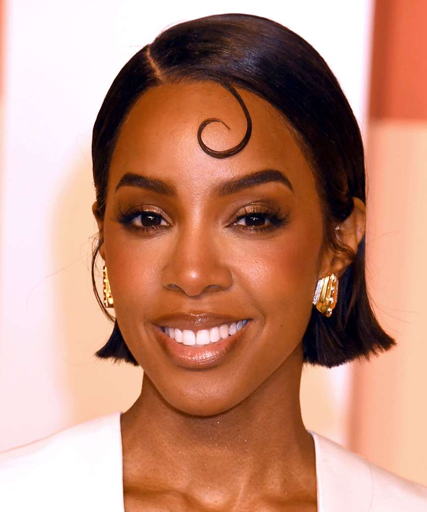 Blunt Chin Bob With Decorative Curl Blunt Chin Bob With Decorative Curl — Classy Slicked Back Hair