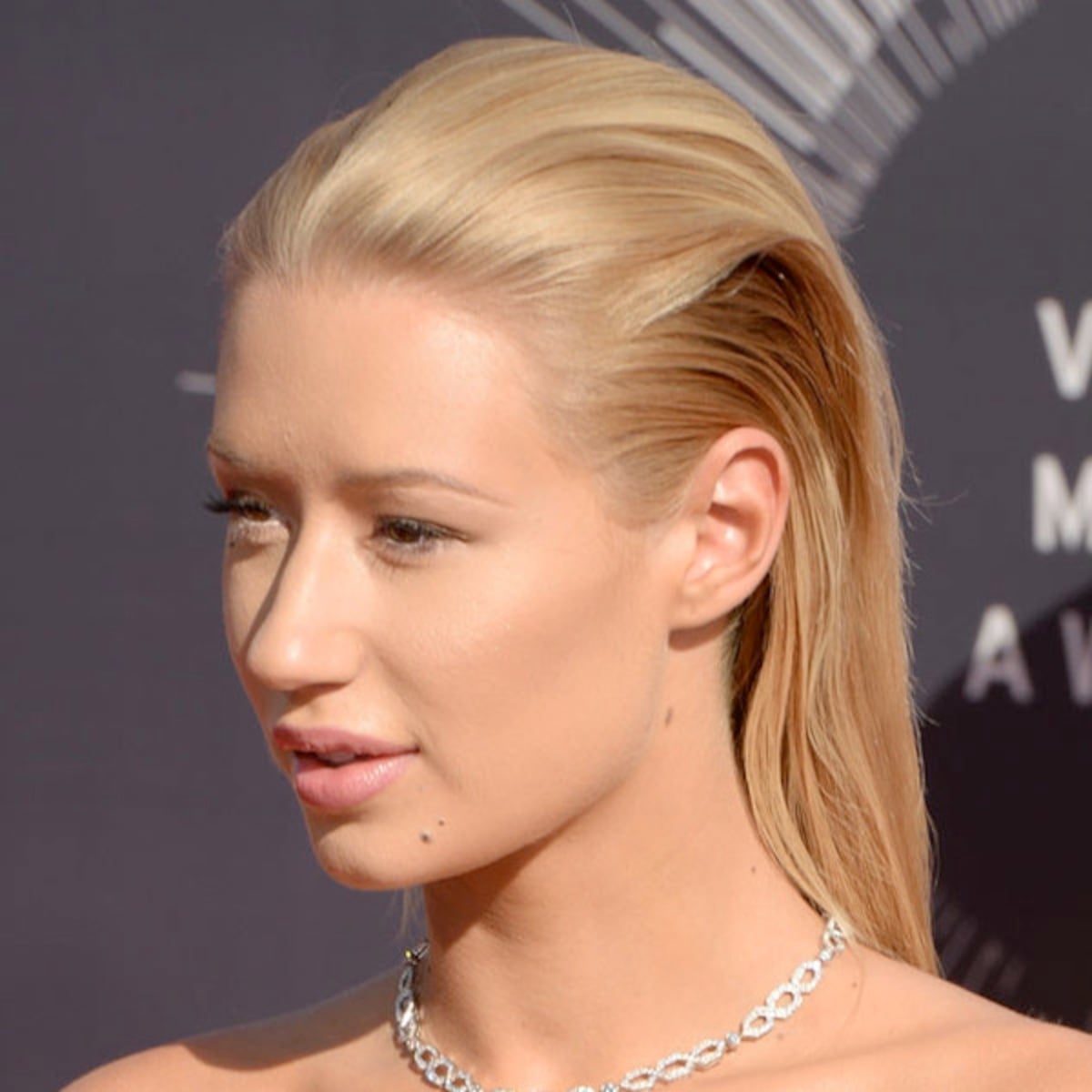 Blonde Shoulder Length Sleek Style Blonde Shoulder Length Sleek Style — Classy Slicked Back Hair