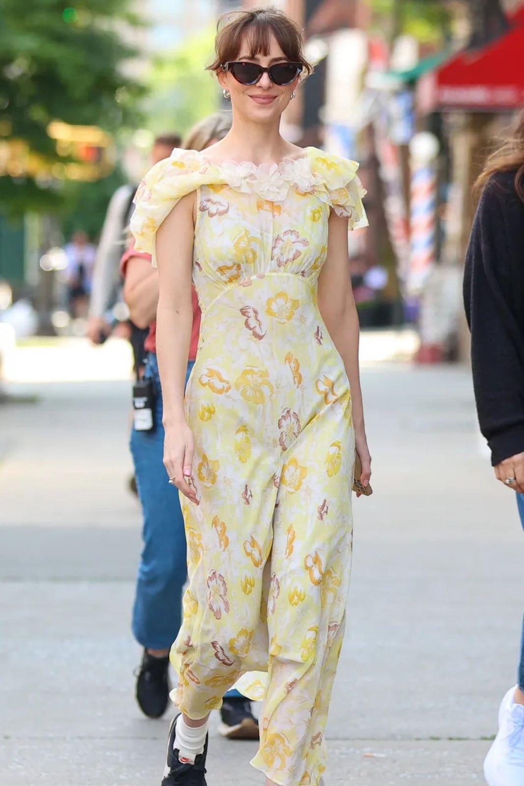 Floral Maxi Dress With Black And White Sneakers Floral Maxi Dress With Black And White Sneakers — Classy Sneakers Outfits