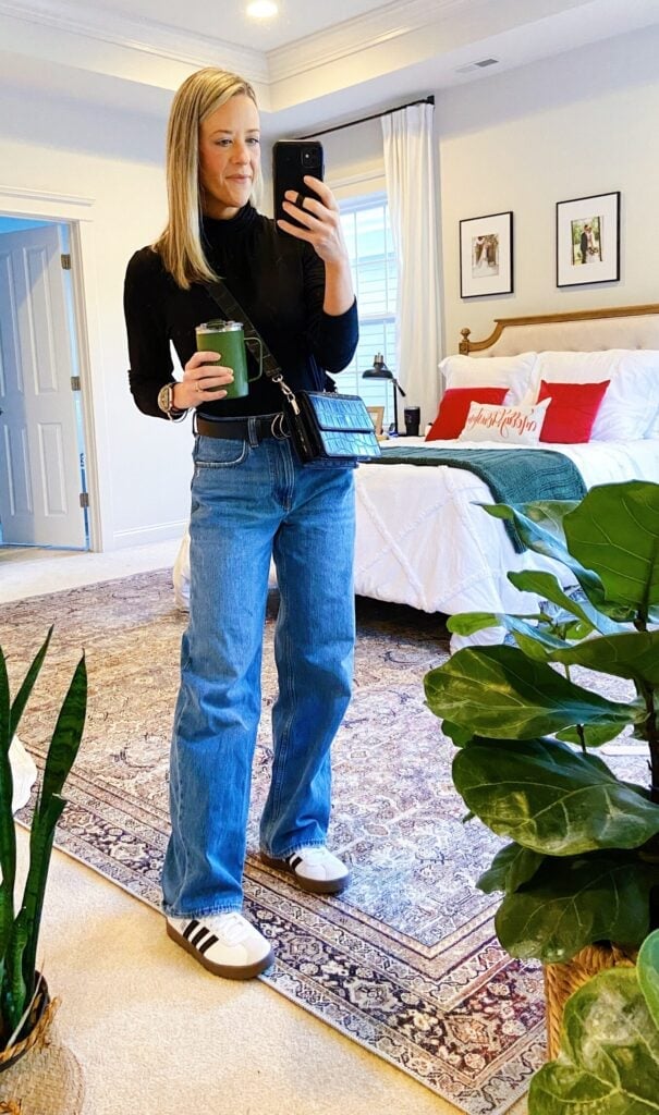 Striped Sneakers With Wide Leg Jeans and Black, Close-Up Take Striped Sneakers With Wide Leg Jeans and Black, Close-Up Take — Classy Sneakers Outfits