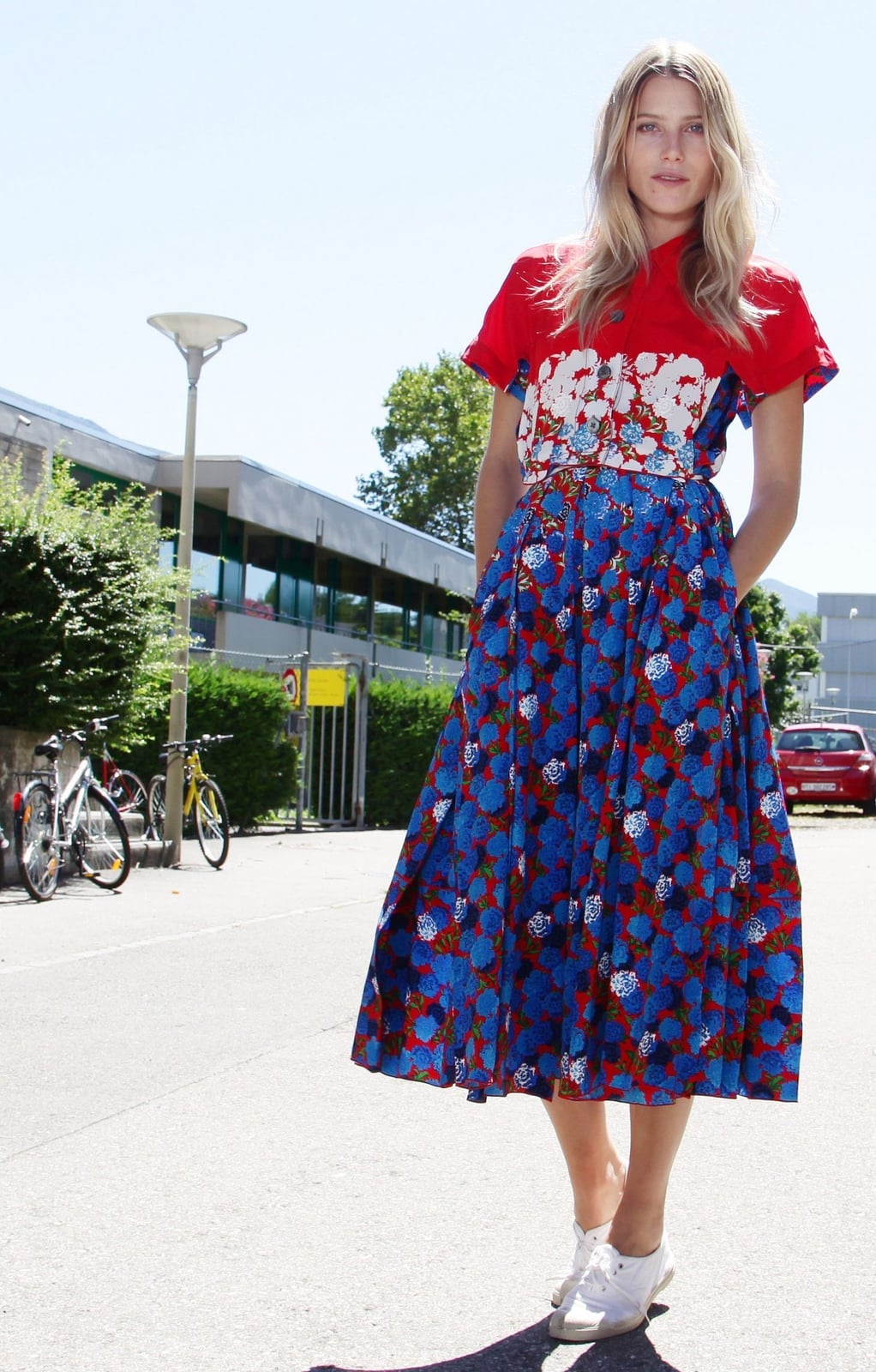 Floral Midi Skirt With Graphic Tee and White Low-Top Sneakers Floral Midi Skirt With Graphic Tee and White Low-Top Sneakers — Classy Sneakers Outfits