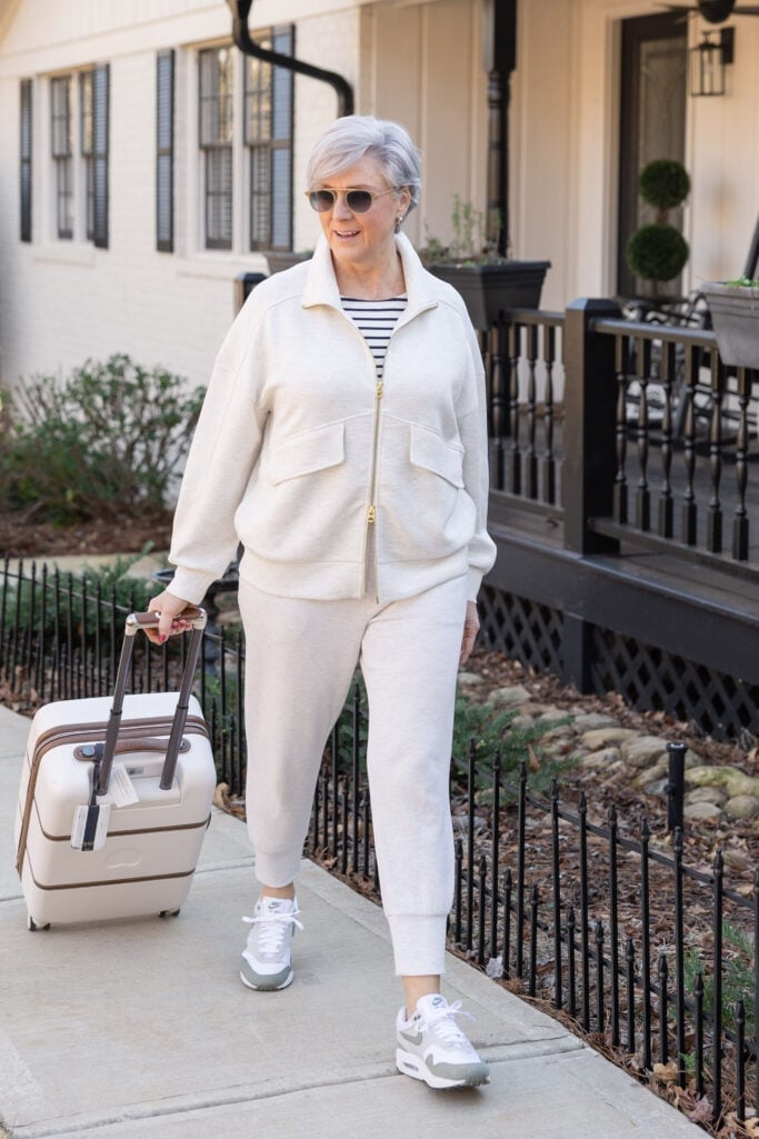 Grey Sneakers With Knit Tracksuit Grey Sneakers With Knit Tracksuit — Classy Sneakers Outfits