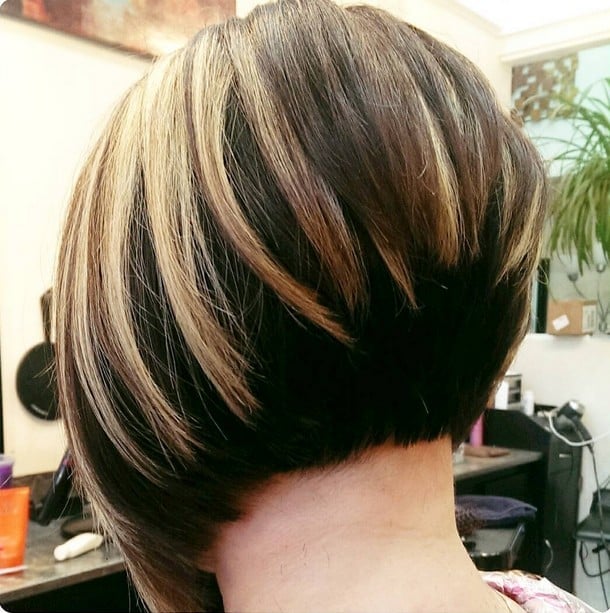 Collarbone Stacked Bob With Blonde Highlights — Classy Stacked Bob