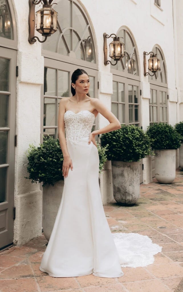 Sleek Mid-Back Ponytail — Classy Strapless Dresses Hairstyles