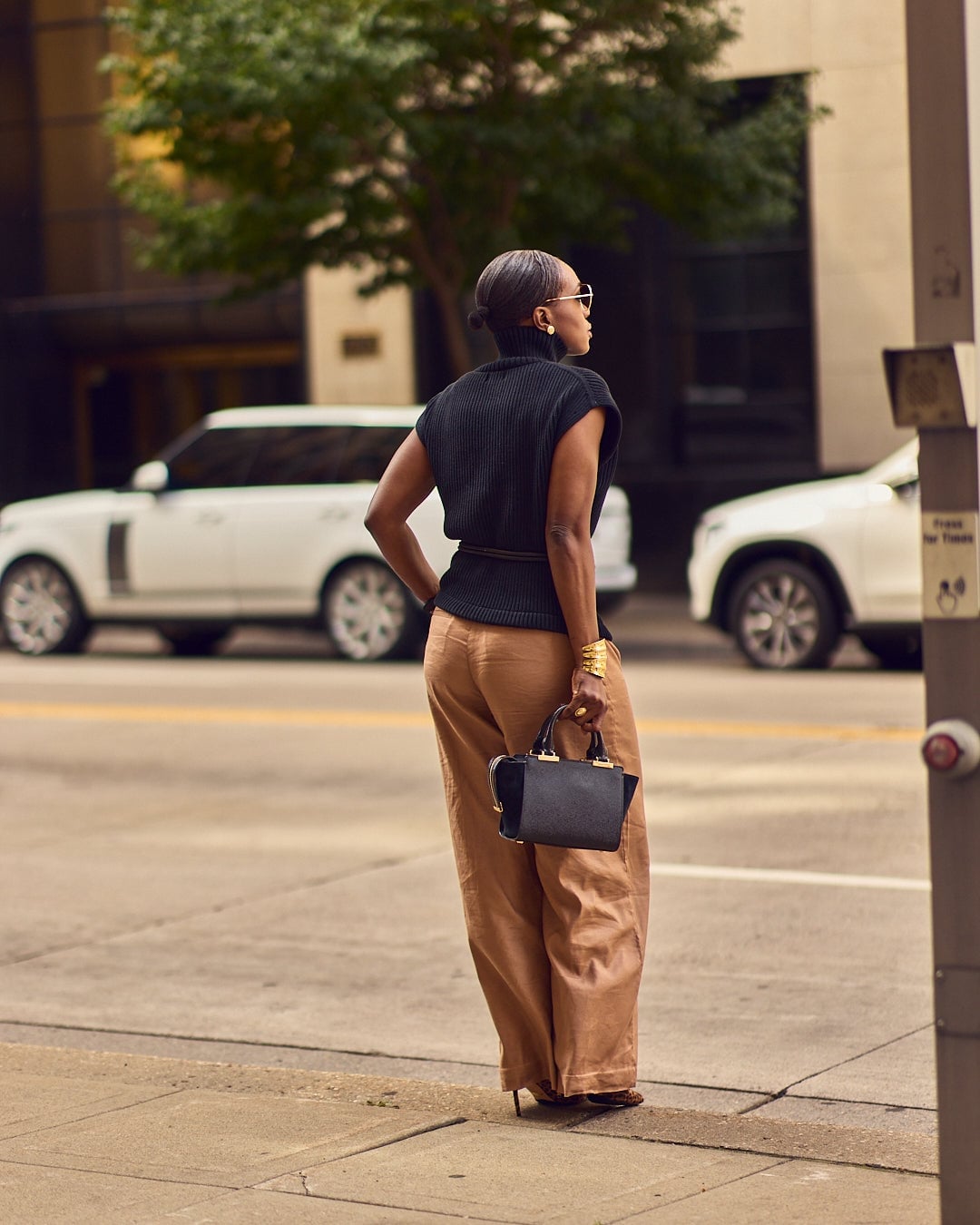 Linen Blend Trousers with a Sleeveless Turtleneck — Classy Street Style Outfits