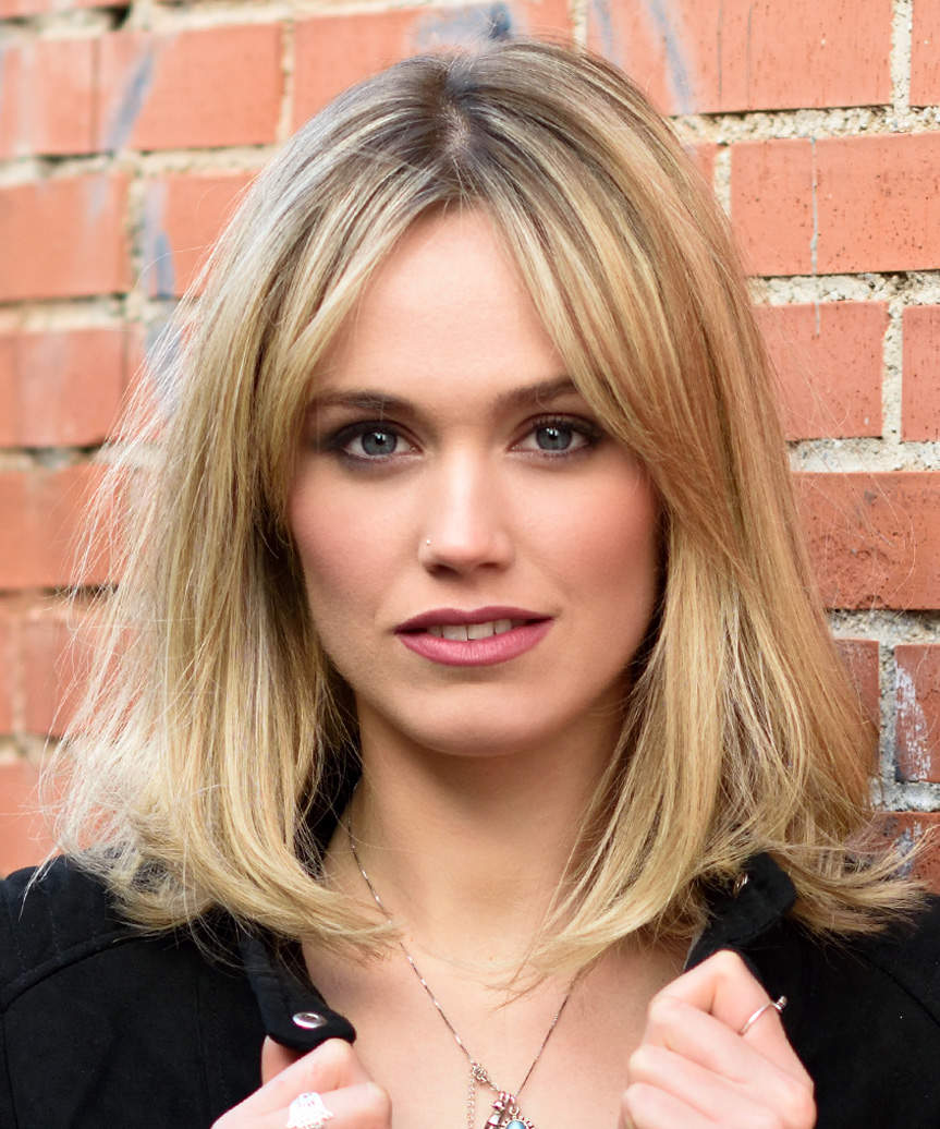 Collarbone Blonde Bob With Curtain Bangs Collarbone Blonde Bob With Curtain Bangs — Classy Styling Wig