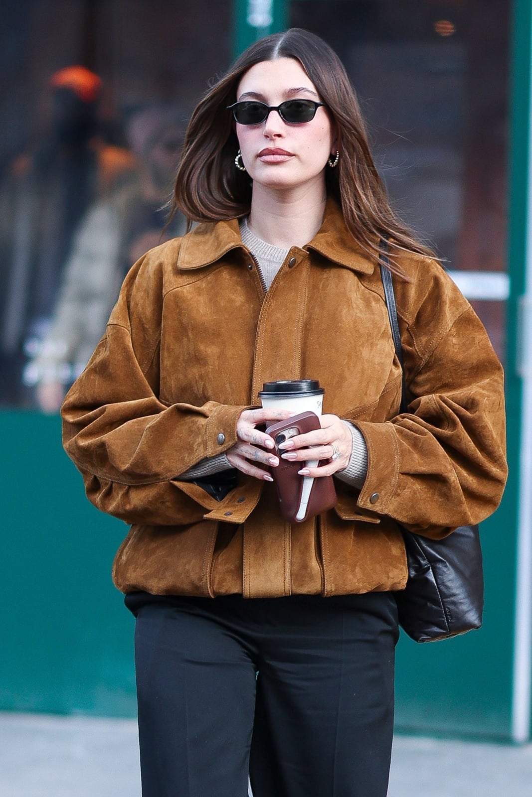 Oversized Brown Suede Jacket with Beige Knit Sweater and Black — Classy Suede Jacket Outfits